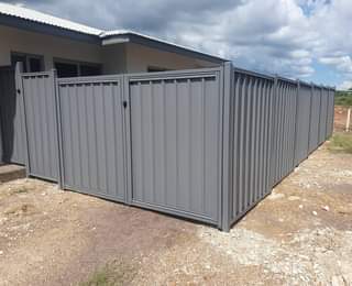 https://crowntemporaryfencing.com.au/colorbond-fence-installation/